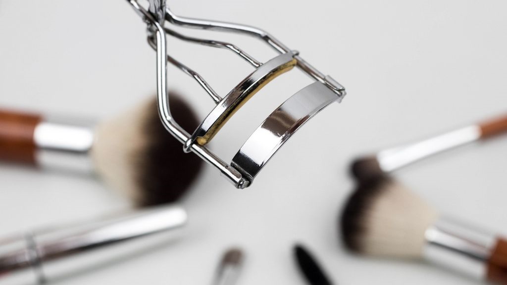 how-do-i-use-an-eyelash-curler-with-women