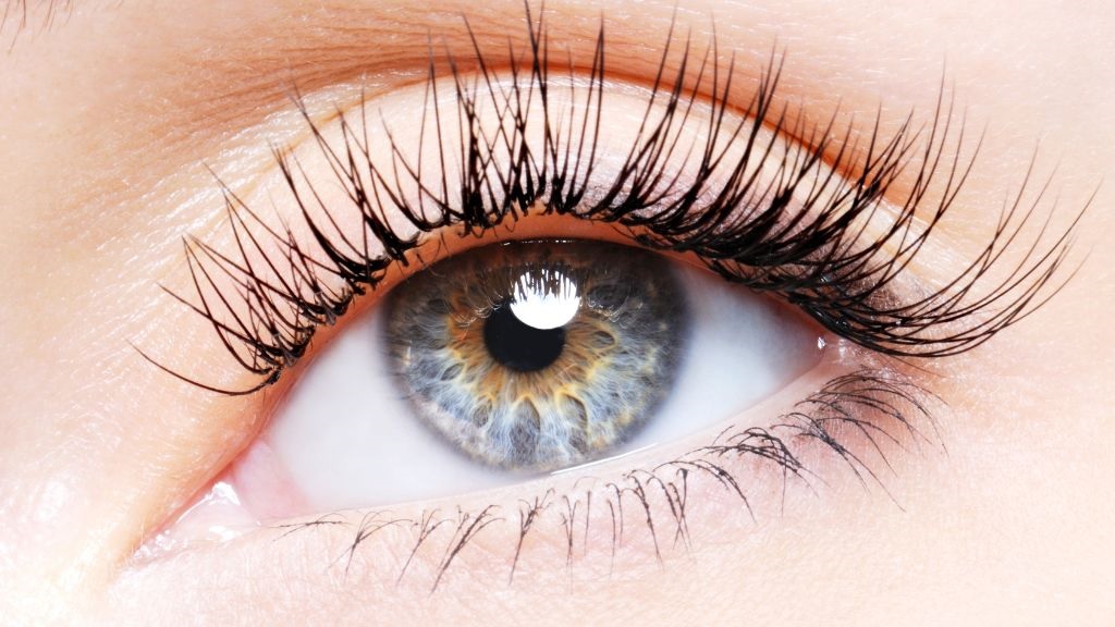 how-to-curl-your-eyelashes-without-an-eyelash-curler